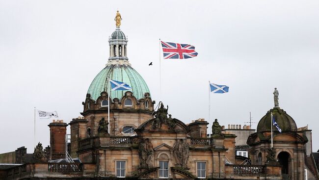Британский и шотландский флаги на здании банка Lloyds в Эдинбурге. Шотландия в ожидании референдума, Архивное фото
