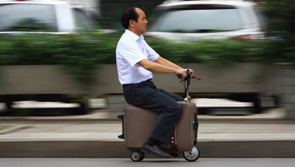 Китайский фермер на скутере-чемодане