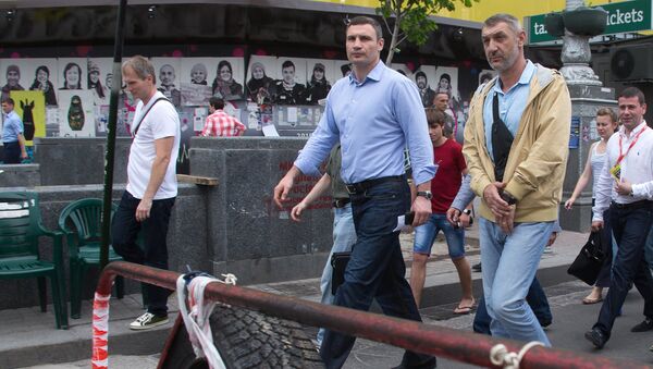 Лидер партии Удар Виталий Кличко на Крещатике в Киеве. Архивное фото