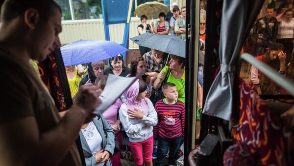 Жители Славянска отправляют детей из города. Архивное фото