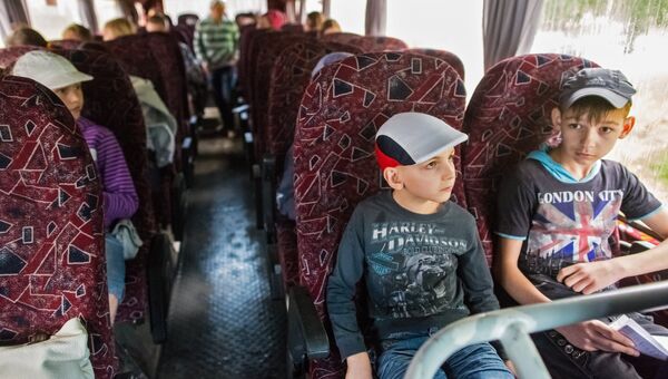 Жители города Славянска, который подвергается обстрелам, отправляют детей из города в лагеря отдыха