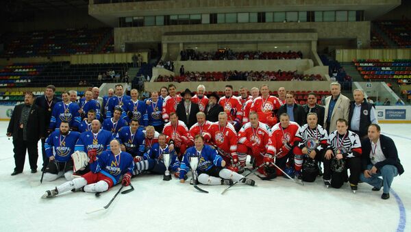 Участники товарищеского матча команды Легенды хоккея и еврейского клуба Менора, архивное фото