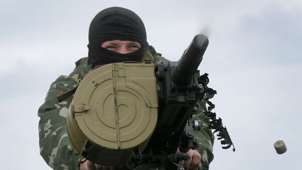 Украинский солдат стреляет из гранатомета. Архивное фото