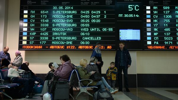Пассажиры в зале прилета терминала А аэропорта Толмачево. Архивное фото