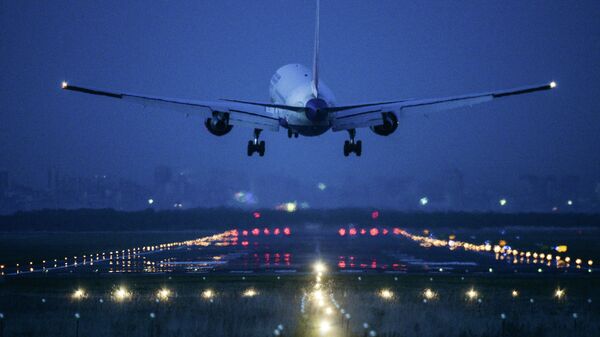 Самолет во время посадки в аэропорту