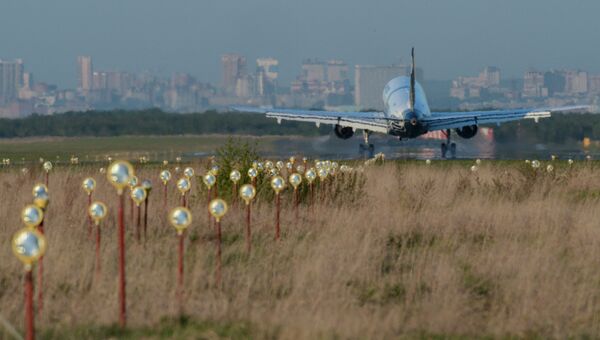 Самолет во время посадки в аэропорту. Архивное фото