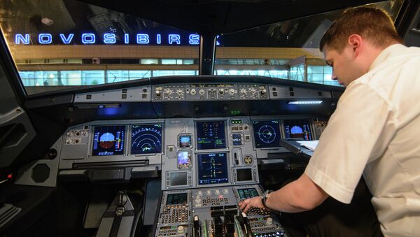 Пилот в кабине самолета Airbus A-321. Архивное фото
