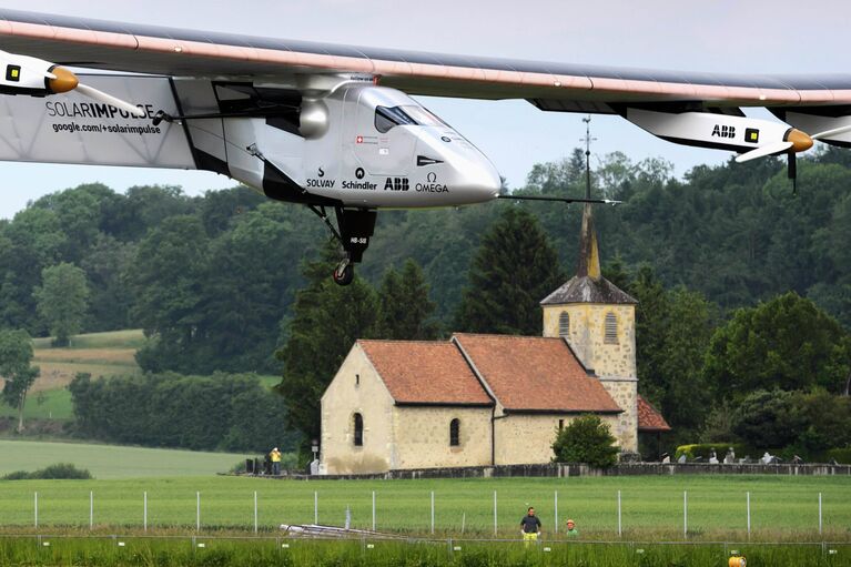 Первый полет экспериментального самолета Solar Impulse 2 на солнечных батареях