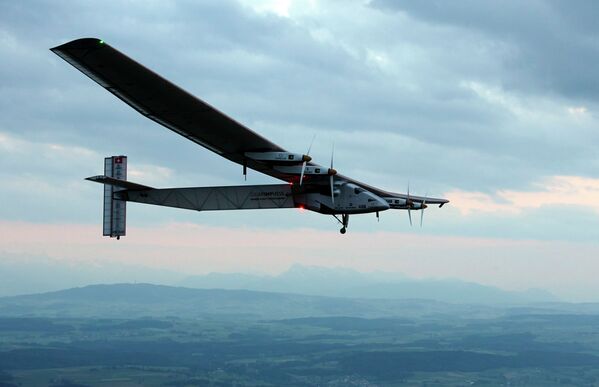 Первый полет экспериментального самолета Solar Impulse 2 на солнечных батареях