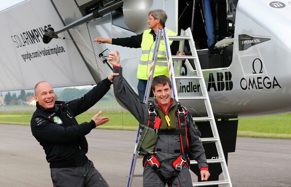 Совладелец Solar Impulse Бертран Пикар с летчиком-испытателем Маркусом Шерделем после испытания самолета Solar Impulse 2