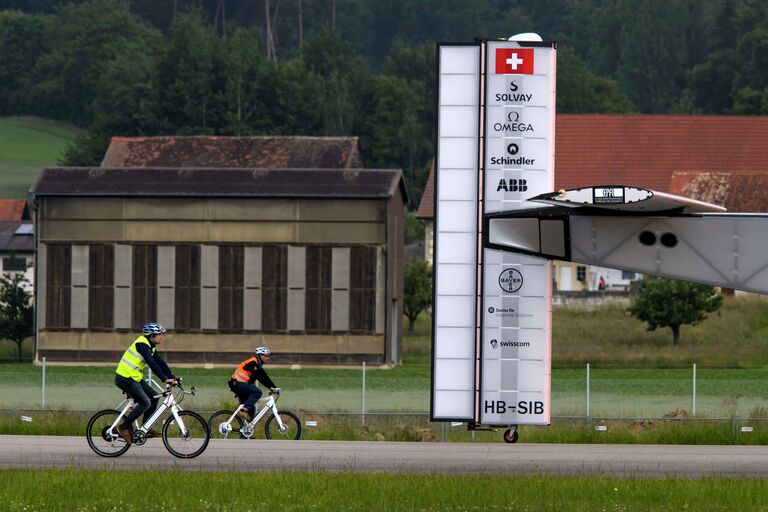 Первый полет экспериментального самолета Solar Impulse 2 на солнечных батареях