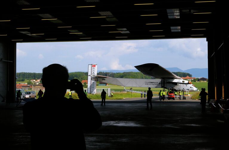 Первый полет экспериментального самолета Solar Impulse 2 на солнечных батареях