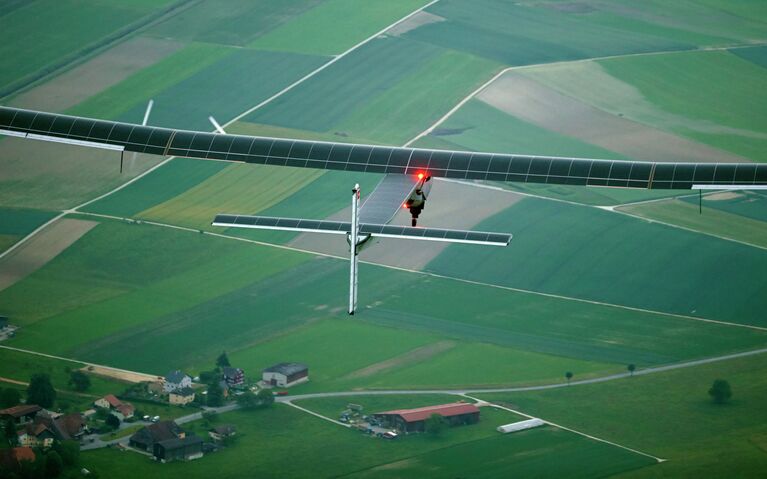 Первый полет экспериментального самолета Solar Impulse 2 на солнечных батареях