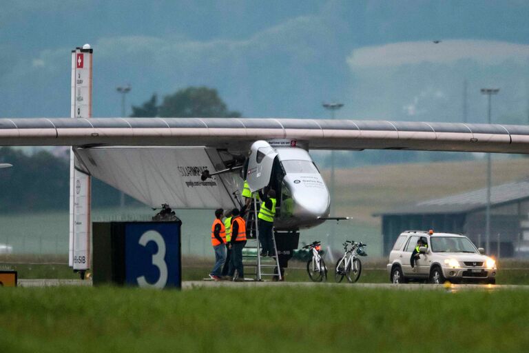 Первый полет экспериментального самолета Solar Impulse 2 на солнечных батареях