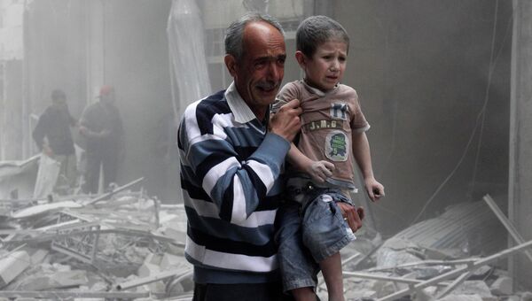 Жители сирийского города Алеппо после удара воздушных сил