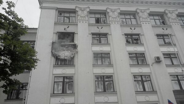 Пострадавшее от авиаудара здание обладминистрации Луганска