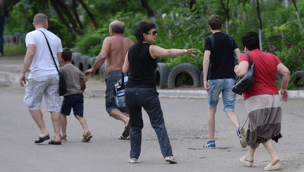 Жители покидают свои дома в микрорайоне Мирный на окраине Луганска. Архивное фото