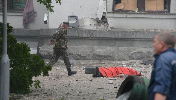 Последствия авианалета ВВС Украины на обладминистрацию Луганска