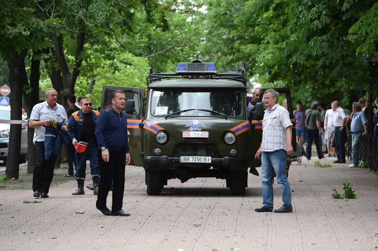 Автомобиль МЧС Украины у здания обладминистрации в Луганске после авианалета