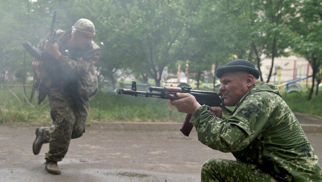 Бойцы народного ополчения во время боя. Архивное фото