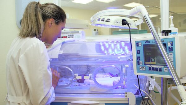 Инкубатор интенсивной терапии для новорожденных. Архивное фото