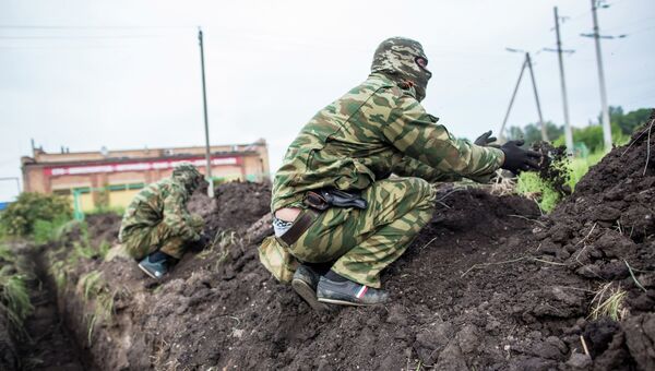 Бойцы народного ополчения Донбасса укрепляют и маскируют окопы в селе Семеновка под Славянском