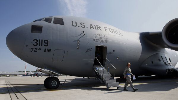 Американский военный грузовой самолет на авиабазе Рамштайн в Германии