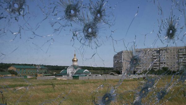 Вид на окраины Луганска через пробитое пулями стекло