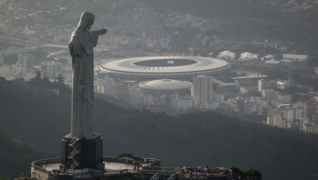Вид на статую Христа Спасителя и стадион Маракана в Рио-де-Жанейро. Архивное фото