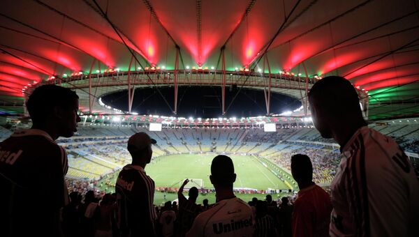 Футбольные болельщики на стадионе Маракана в Рио-де-Жанейро