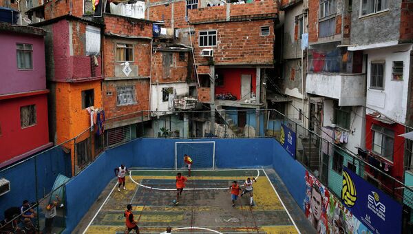 Футбольная площадка в трущобах Рио-де-Жанейро