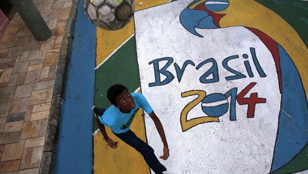 Мальчик играет с мячом на улице в Сан-Паулу