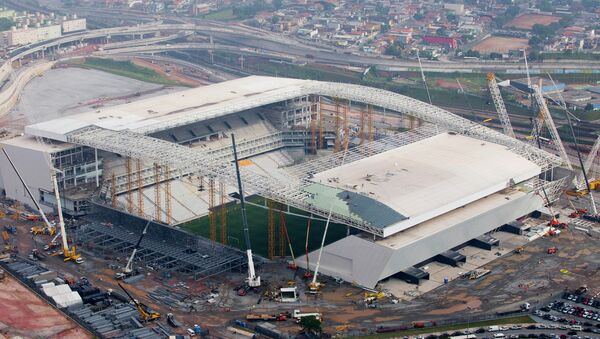Строительство футбольного стадиона Коринтианс в Сан-Паулу в 2014 году. Архивное фото
