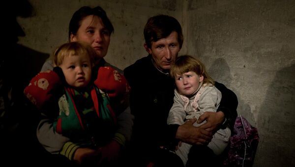 Жители Славянска сидят в подвале дома во время обстрела