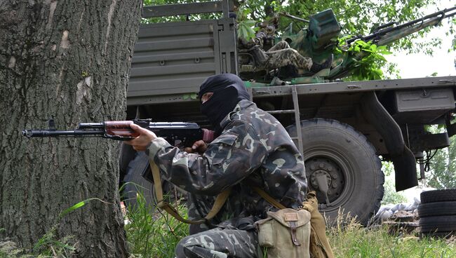 Бойцы народного ополчения во время боя с украинскими силовиками. Архивное фото