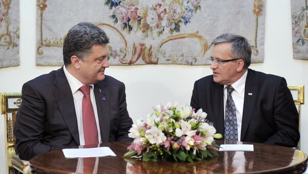 Избранный президент Украины Петр Порошенко и президент Польши Бронислав Коморовский (слева направо) на встрече в Польше. Архивное фото.