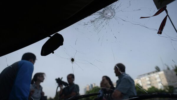 Лобовое стекло автомобиля с отверстиями от пулевых выстрелов. Архивное фото