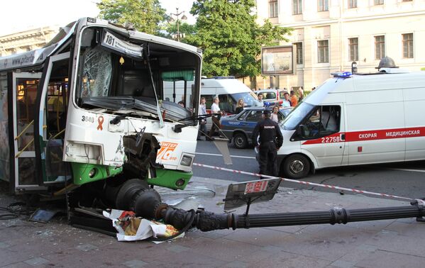 Авария на Невском проспекте у дома 64, где автобус совершил выезд на тротуар, задев столб уличного освещения