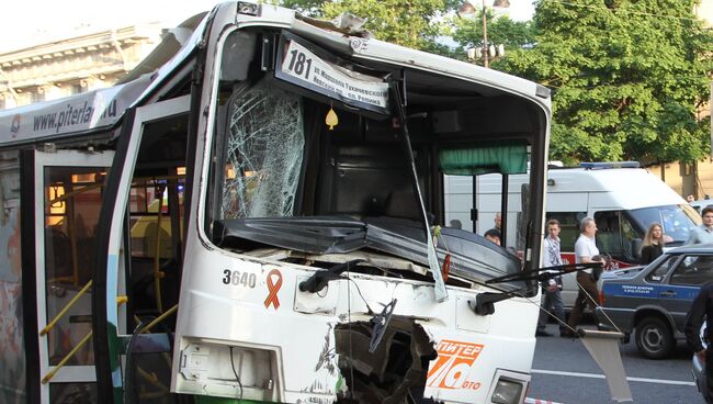 Авария на Невском проспекте у дома 64, где автобус совершил выезд на тротуар, задев столб уличного освещения. Архивное фото