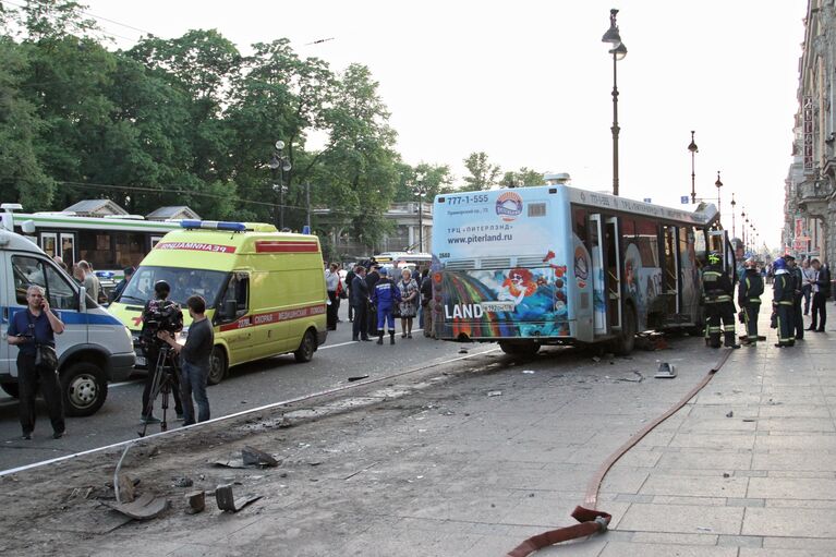 Авария на Невском проспекте у дома 64, где автобус совершил выезд на тротуар, задев столб уличного освещения