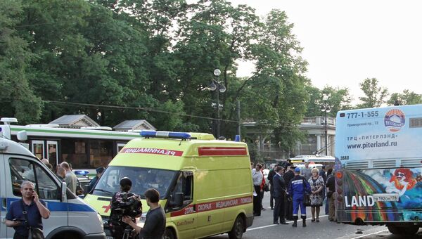 Авария на Невском проспекте у дома 64, где автобус совершил выезд на тротуар, задев столб уличного освещения