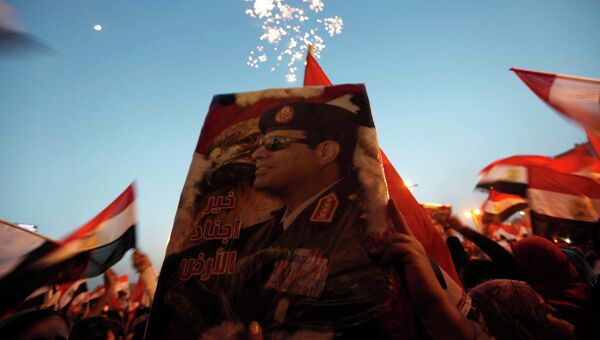 Портрет маршала Абдель Фаттах ас-Сиси в руках сторонников на площади Тахрир