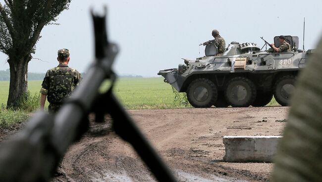 Солдаты украинской армии возле Славянска. Архивное фото