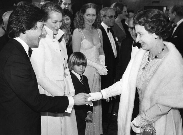 Мерил Стрип и Дастин Хоффман на встрече с королевой Великобритании Елизаветой Второй. 1980