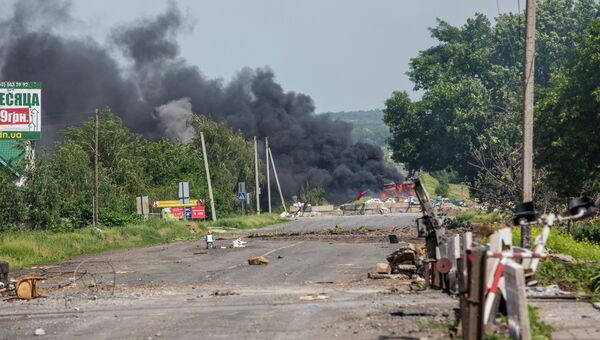 Дорога в поселке Семеновка после авиационных ударов украинских военных