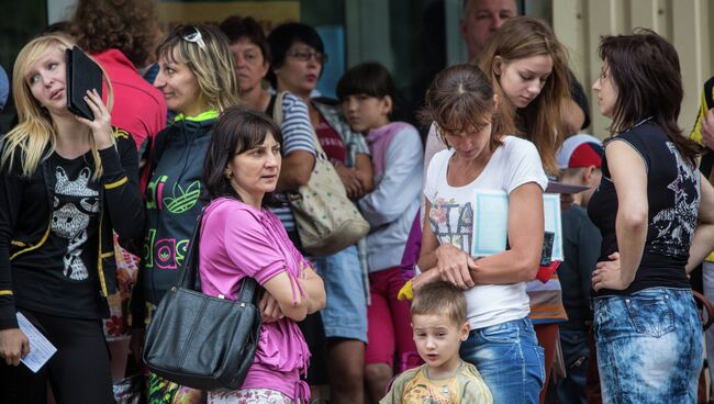 Родители с детьми во время посадки в автобусы в Славянске