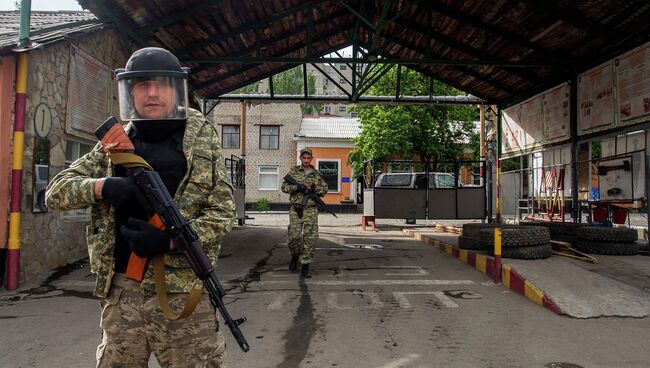 Бойцы народного ополчения на территории захваченной пограничной части в Луганске