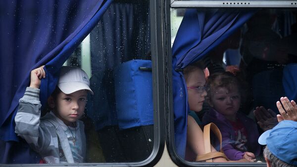 Дети покидающие Славянск 
