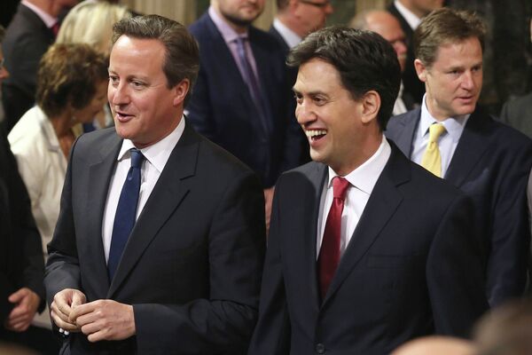 Премьер-министр Великобритании Дэвид Кэмерон (слева) и Эд Милибэнд, лидер оппозиционной Лейбористской партии