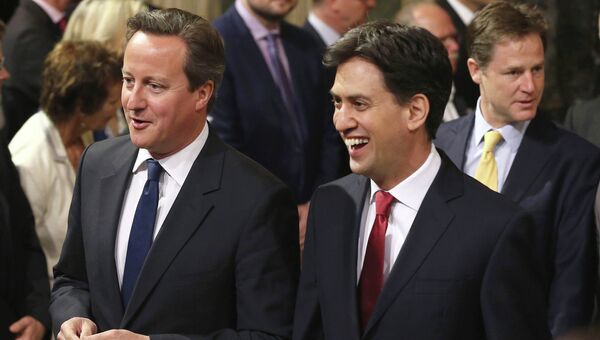 Премьер-министр Великобритании Дэвид Кэмерон (слева) и Эд Милибэнд, лидер оппозиционной Лейбористской партии
